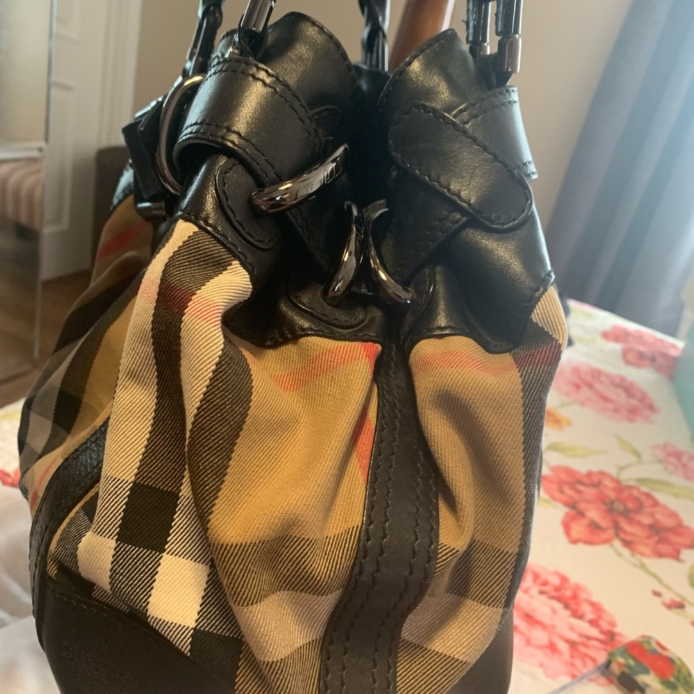 Burberry Leather Large  Black and Tan Bag with Textured Leather Trim - Picture 5 of 16